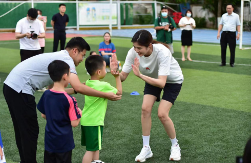 中国女足主教练水庆霞捐款孤独症儿童足球队 女足队员赵丽娜、李佳悦献爱心 - 第3张 - 自贸港在线 中国女足主教练水庆霞捐款孤独症儿童足球队 女足队员赵丽娜、李佳悦献爱心 - 第3张