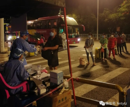 “让我上”成为志愿活动主旋律——省委统战部支援天涯区红旗社区青年志愿服务队奏响抗疫“最强音” - 第3张 - 自贸港在线 “让我上”成为志愿活动主旋律——省委统战部支援天涯区红旗社区青年志愿服务队奏响抗疫“最强音” - 第3张