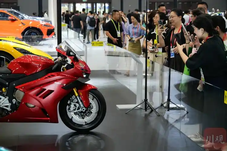 张雪机车亮海南相消博会 与法拉利同台备受瞩目