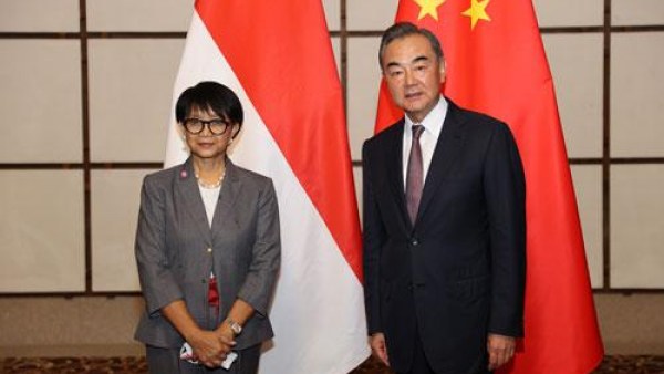 外交部长王毅在海南 会见疫情时期访华的首位外长