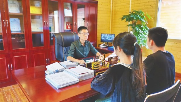 海南菜篮子实业有限公司总经理龙黄鹤 用情展示退役军人风采