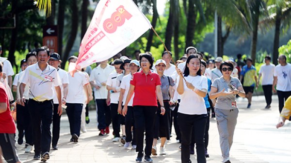海南统一战线开展“同心齐步跟党走”健步走活动