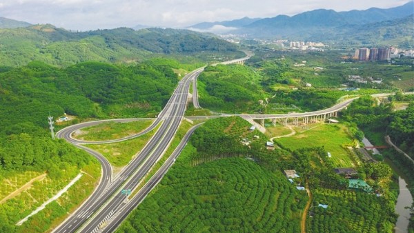 全国五一劳动奖章获得者李玉标：倾注匠心筑坦途