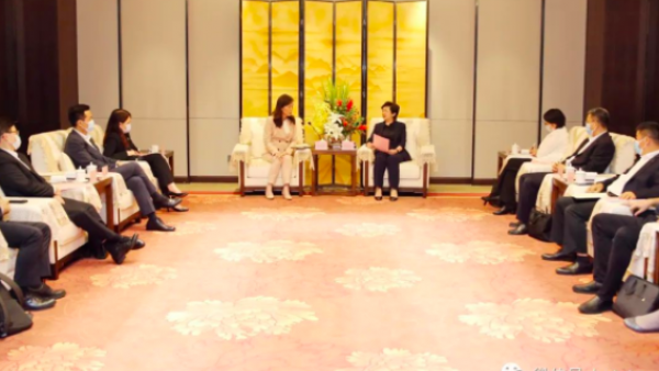 苗延红与澳门特别行政区社会文化司司长欧阳瑜一行座谈