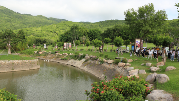 高校学生走进三亚南山非遗节 研学传统文化