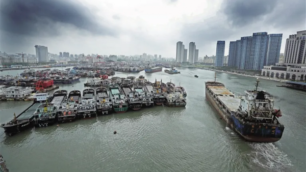 海南海事局督促2000余艘在港船舶落实防风措施