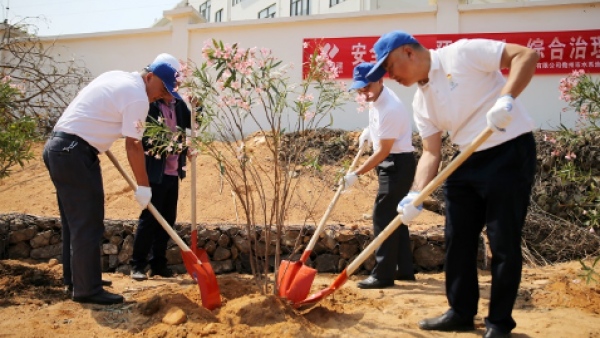 “学习雷锋展新风 植树造林添新绿” 海南水院开展党建共联共建活动