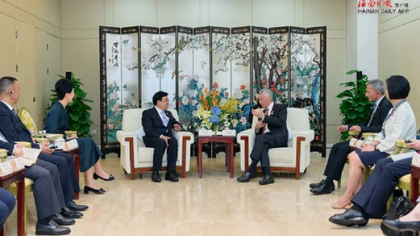 海南省委书记冯飞会见新加坡总理李显龙