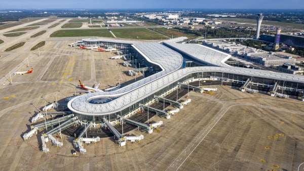海南机场股份首次纳入沪深300指数 获评AA+主体信用等级