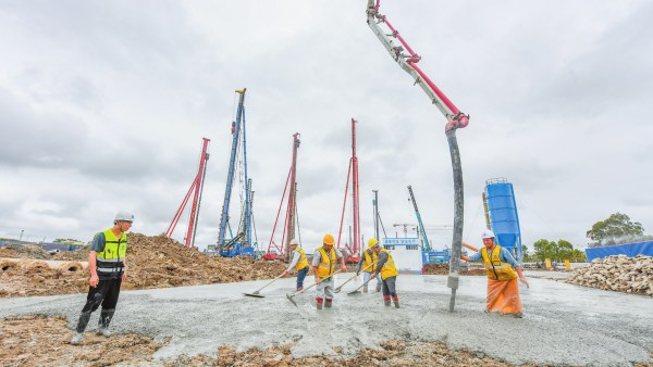 海南综合型寄递物流监管中心建设项目冲刺主体封顶