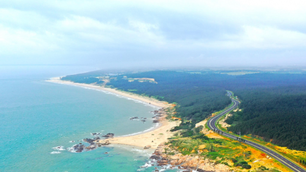海南环岛旅游公路项目木兰湾段沥青上面层铺设完成