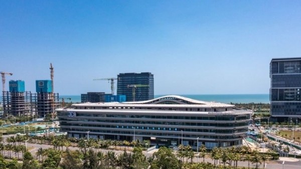 海口江东发展大厦外立面幕墙施工进入收尾阶段