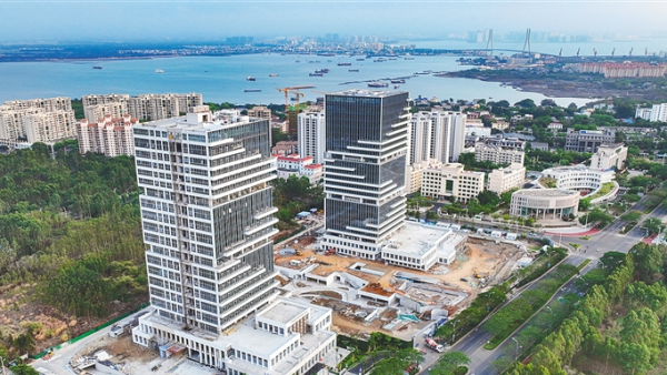 百米“双子楼” 儋州环新英湾树起新地标