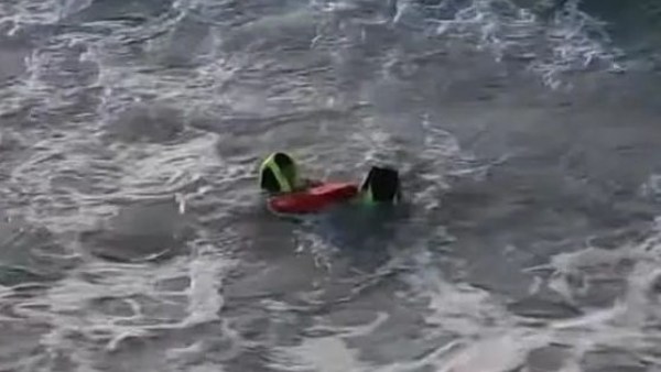 U型水上机器人出动！海南万宁日月湾3名游客落水获救