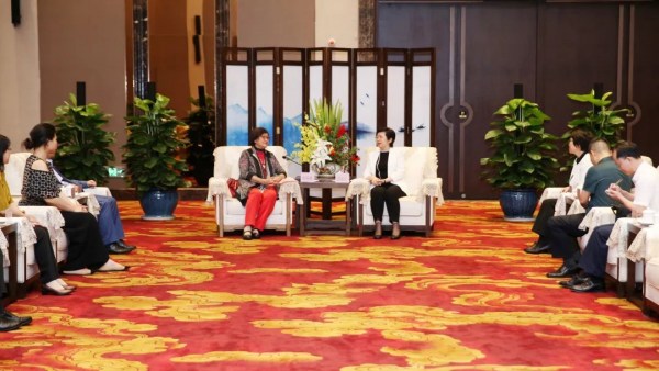 苗延红会见参加“琼籍海外侨胞海南行”活动的侨领代表