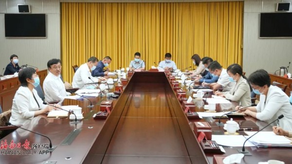 冯飞主持召开年轻干部和女干部、少数民族干部、党外干部座谈会