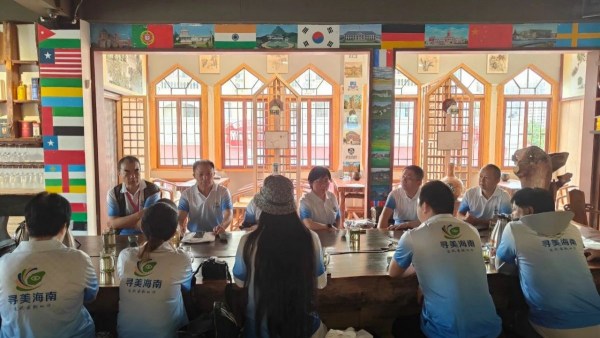 “寻美海南”同心沙龙茶话会在骑楼举办