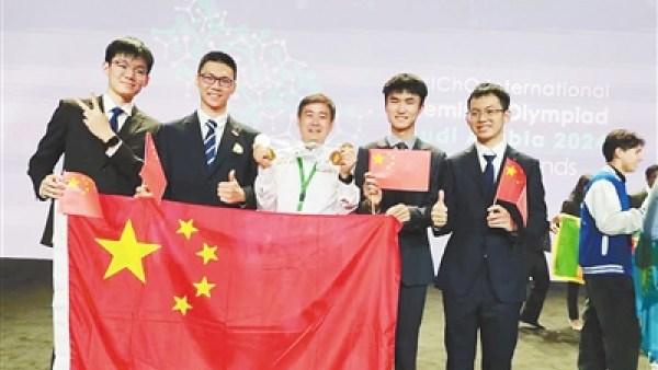 海口市长丁晖登门祝贺慰问国际化学奥赛金牌得主钟正和家人