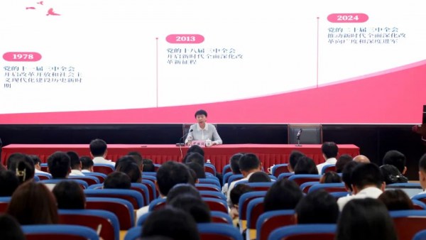 尹丽波到海南软件职业技术学院讲授思政课