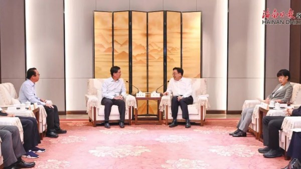 冯飞会见香港客商一行