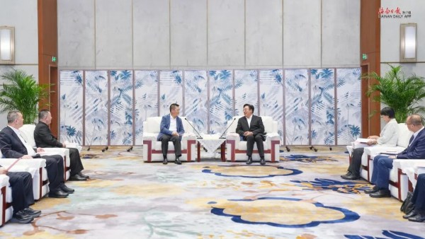 冯飞会见中国侨商投资（海南）大会客商考察团客人