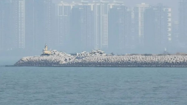 海口“城市传奇”葫芦岛拆除现场 网友：拆得很快
